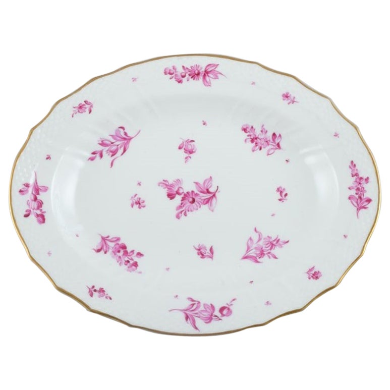 Plat de service ovale Royal Copenhagen avec fleurs violettes et bord doré en vente