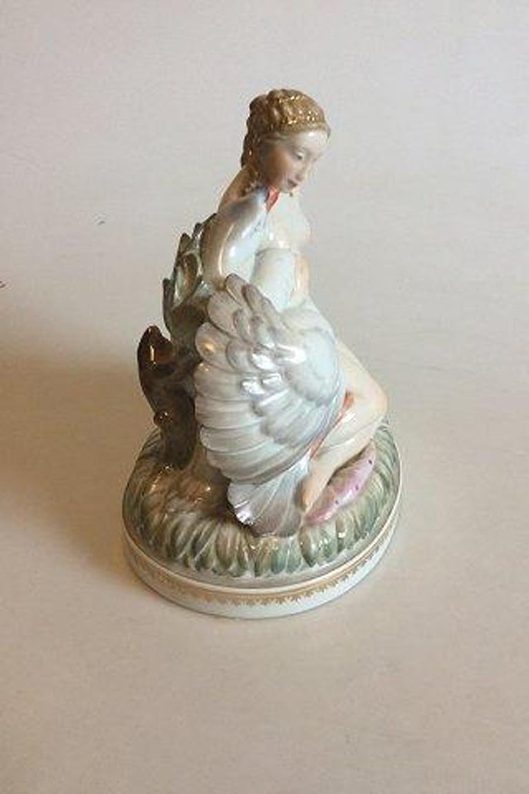 Statuetta Royal Copenhagen Leda e il Cigno n. 1946.

Creato da Michael Pedersen

Misure 9cm x 19,5cm (3 1/2