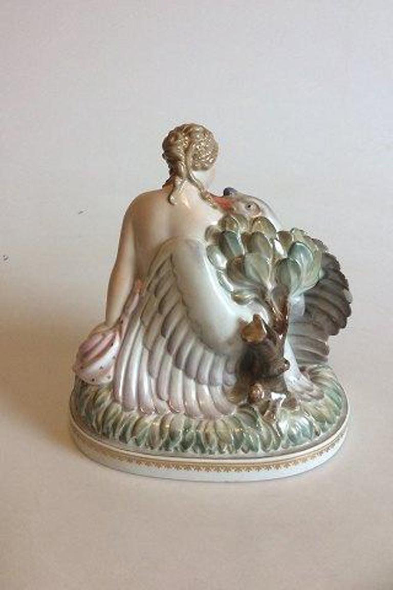 XX secolo Royal Copenhagen Figurina in vetro overglaze Leda e il cigno n. 1946 in vendita