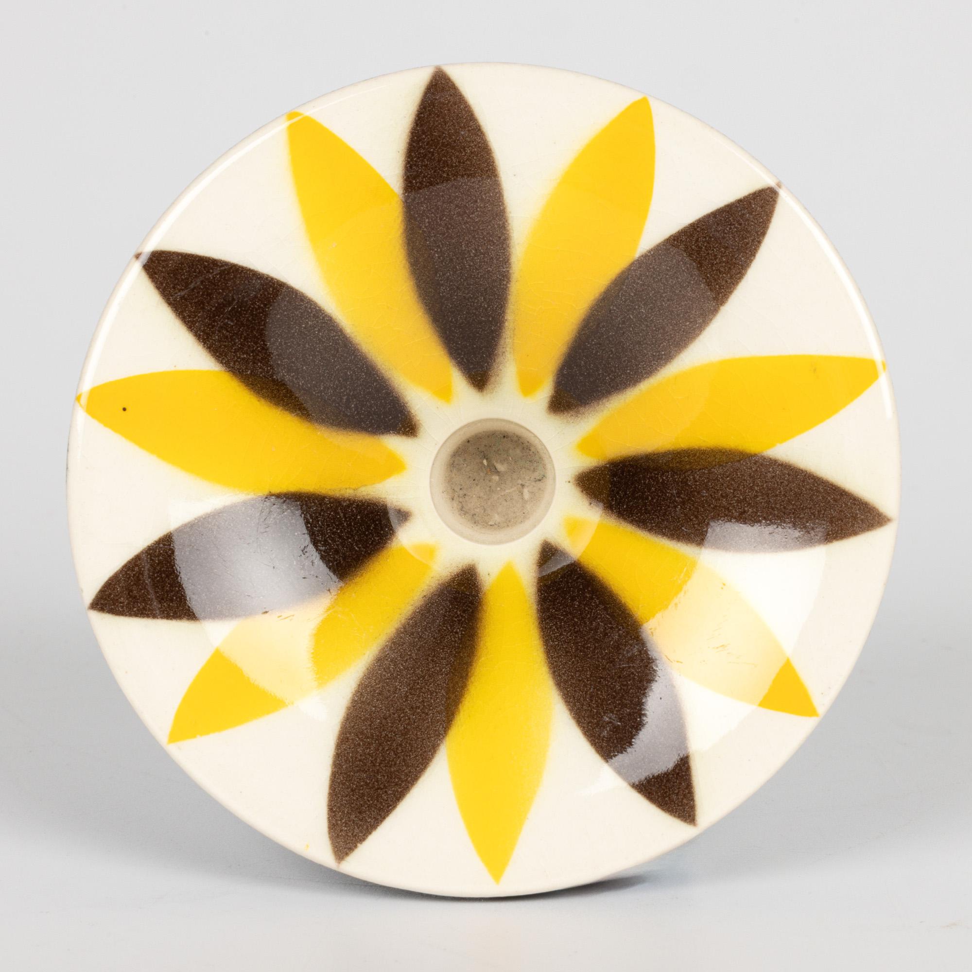 Mid-Century moderno Royal Copenhagen Coppia di portacandele in Aluminia Faience dipinti a mano in vendita