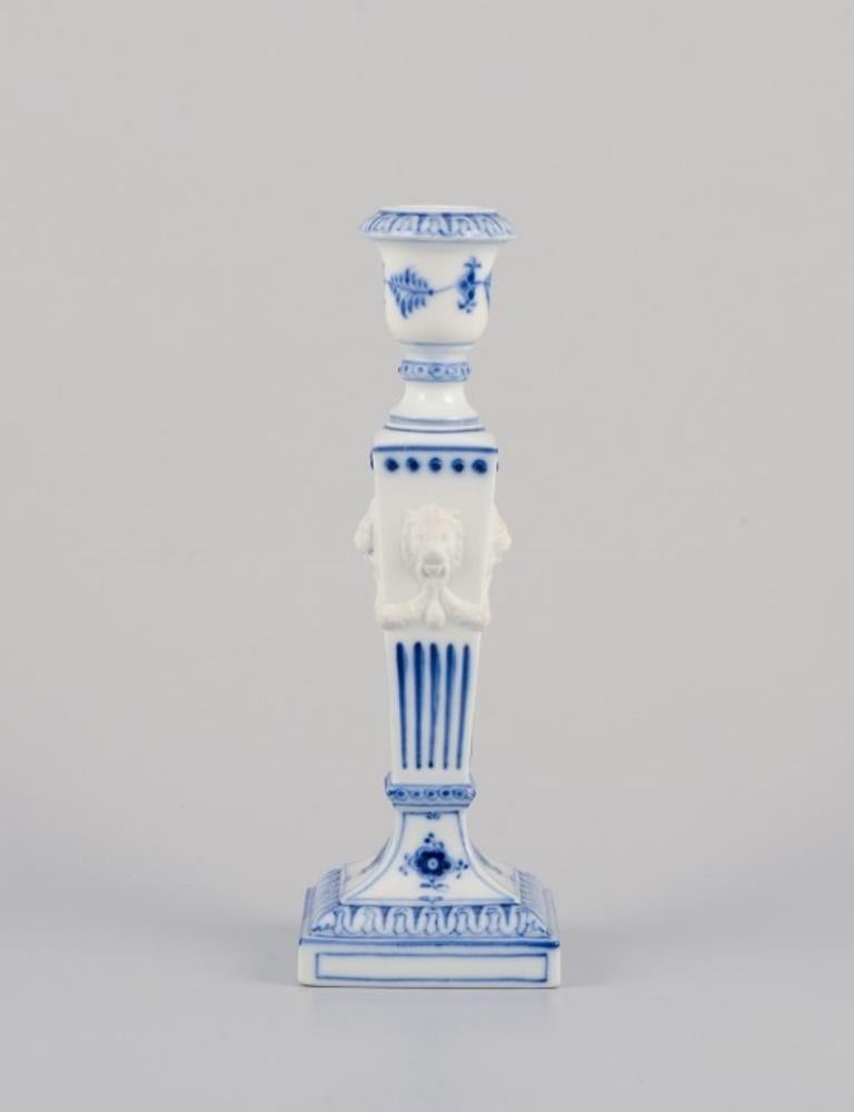 Royal Copenhagen, ein Paar blaue geriffelte Kerzenständer aus Porzellan.
1962.
Modell 1/15.
Markiert.
In perfektem Zustand.
Erste Fabrikqualität.
Abmessungen: Höhe 22,5 cm x 7,8 cm.
