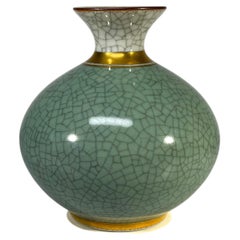 Vase en porcelaine « Pale Green Crackle Glaze » de Royal Copenhagen, n° 2353