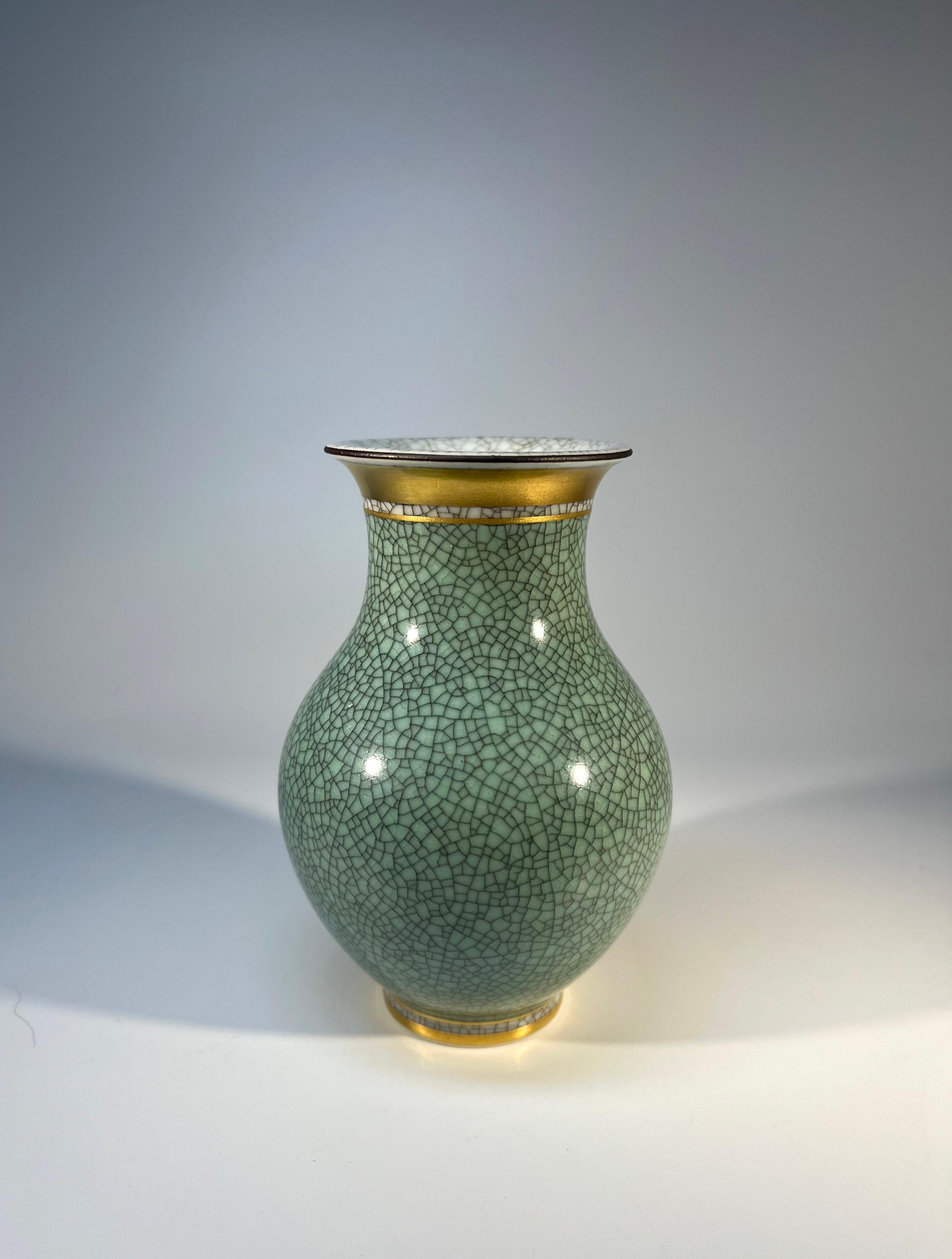 Royal Copenhagen Porzellan vergoldet blassgrün und grau crackle glasiert Petit Baluster Vase 
Eine kleine, hochwertige Vase von Royal Copenhagen
CIRCA 1960er Jahre
Gestempelt und nummeriert 2736
Höhe 4,5 Zoll, Durchmesser 3 Zoll
In ausgezeichnetem