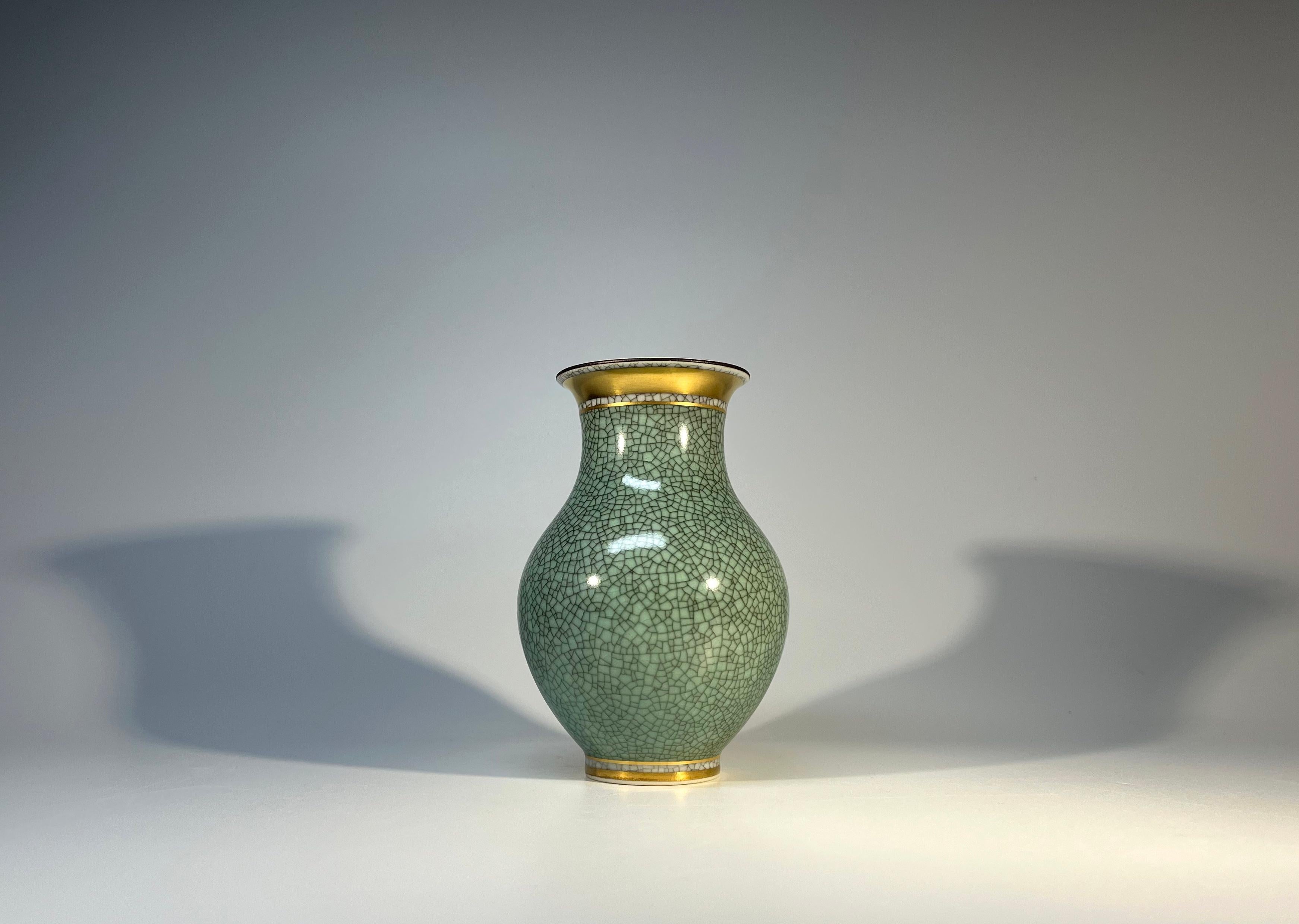 Royal Copenhagen, Blassgrüne Vase mit Crackle-Glasur #2736 (Dänisch) im Angebot