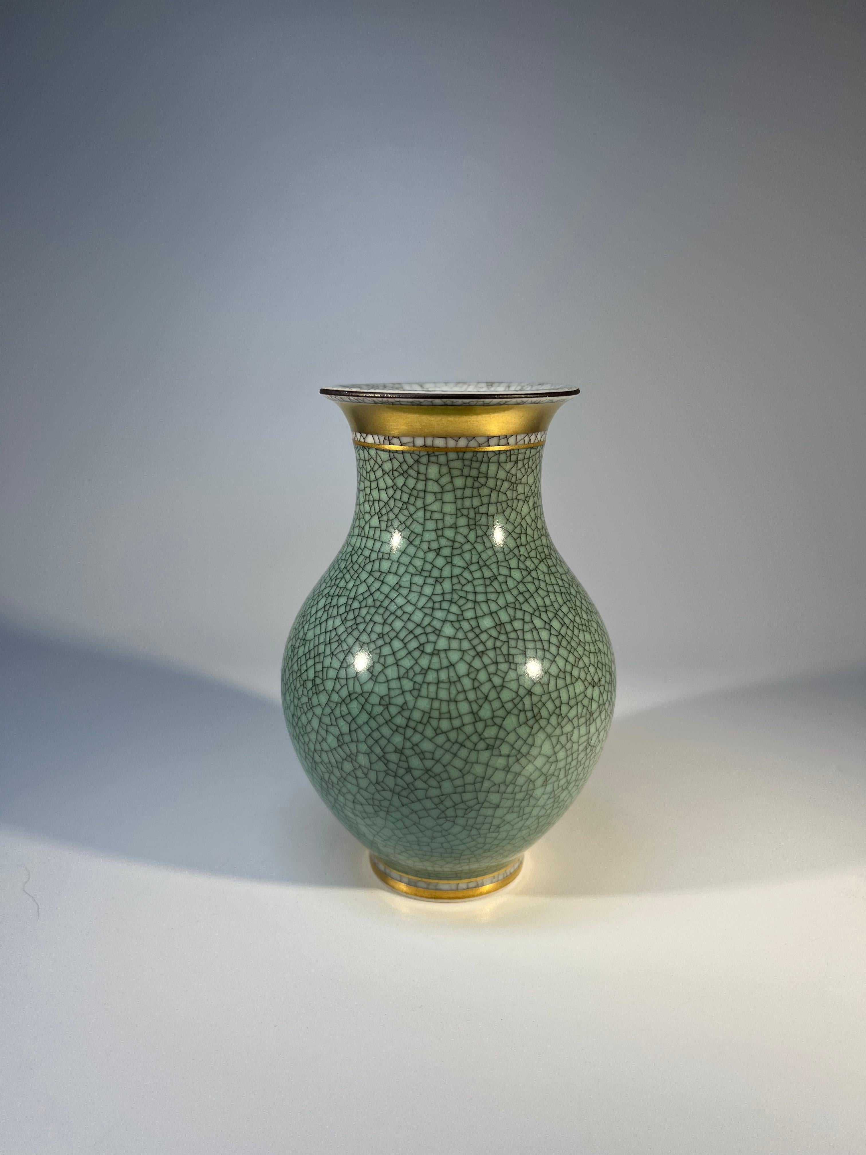 Royal Copenhagen, Blassgrüne Vase mit Crackle-Glasur #2736 (Glasiert) im Angebot
