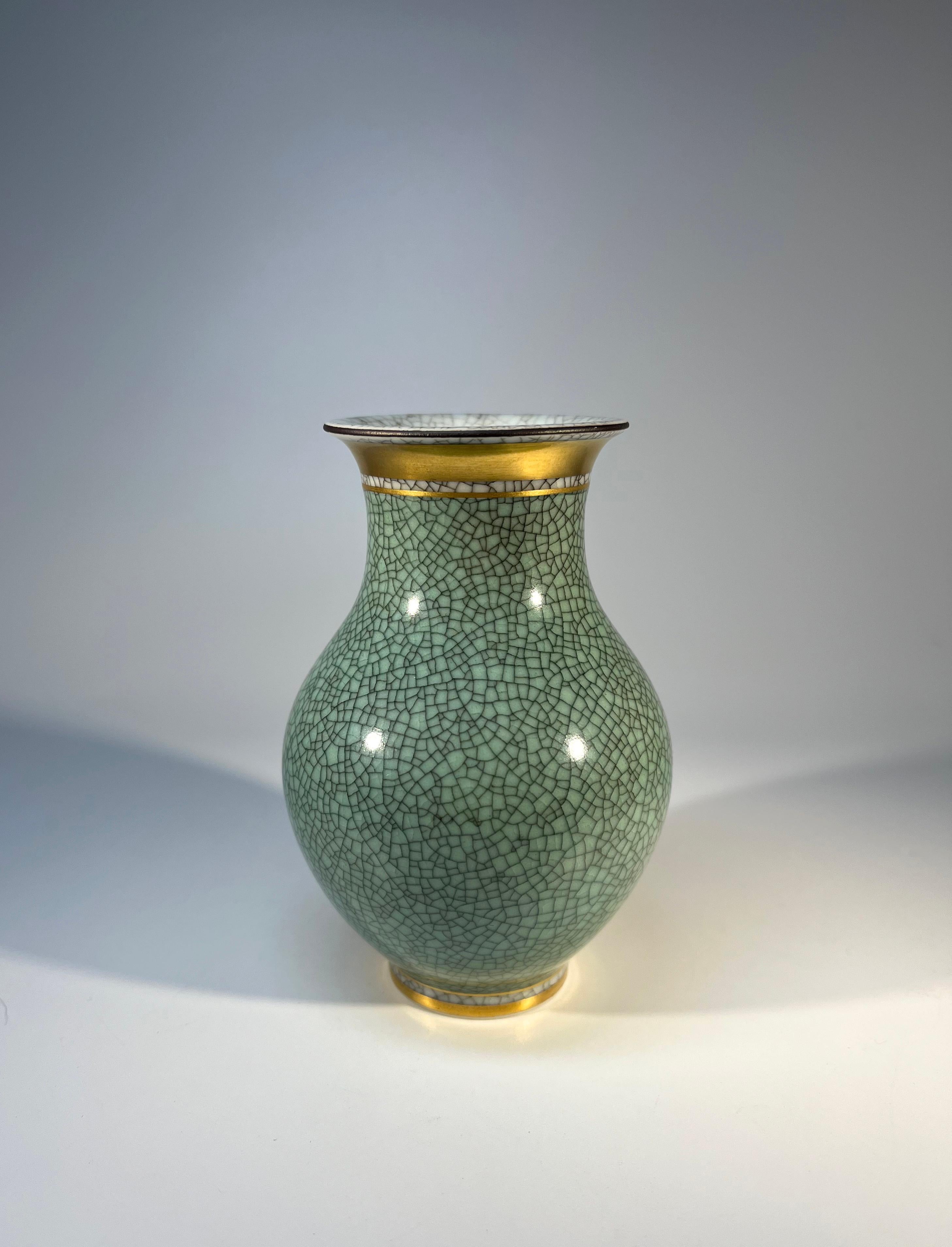 Royal Copenhagen, Blassgrüne Vase mit Crackle-Glasur #2736 im Zustand „Hervorragend“ im Angebot in Rothley, Leicestershire