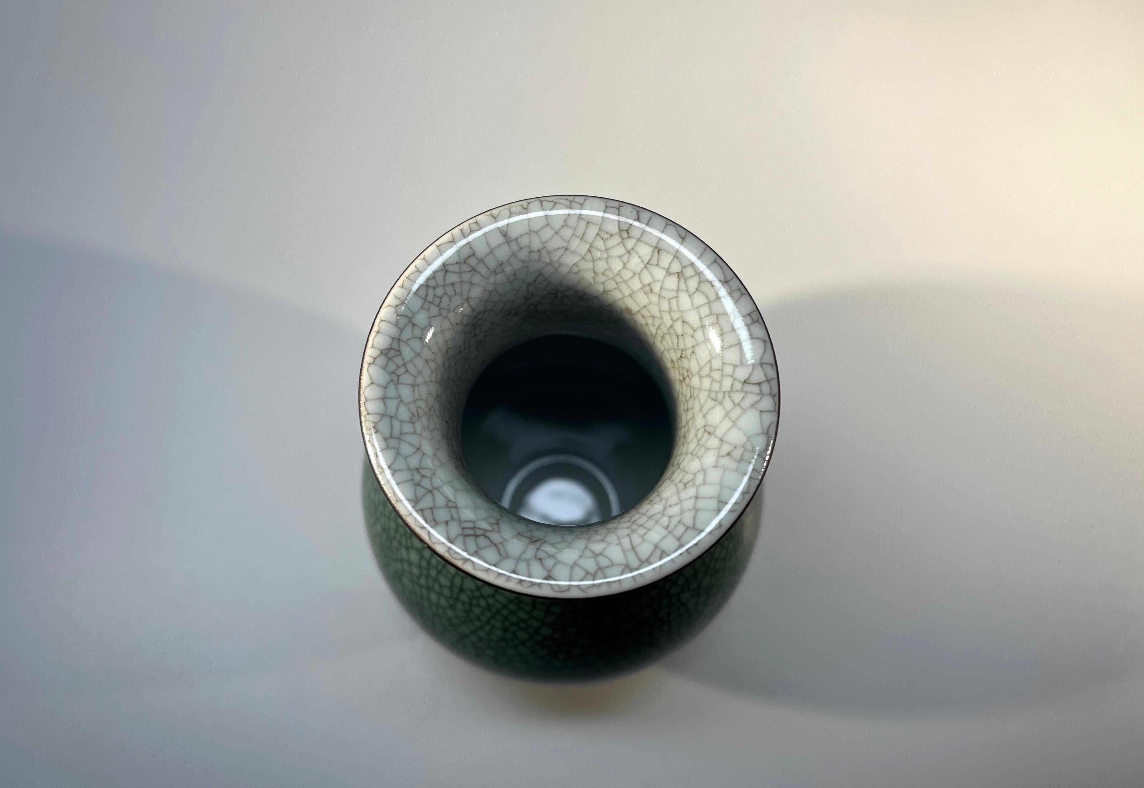 Royal Copenhagen, Blassgrüne Vase mit Crackle-Glasur #2736 (20. Jahrhundert) im Angebot