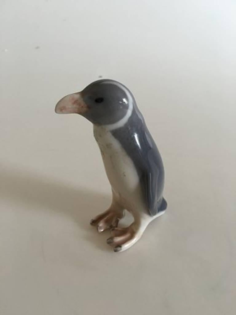 Royal Copenhagen penguin figurine #1283. Measure: 10 cm tall. In good condition.