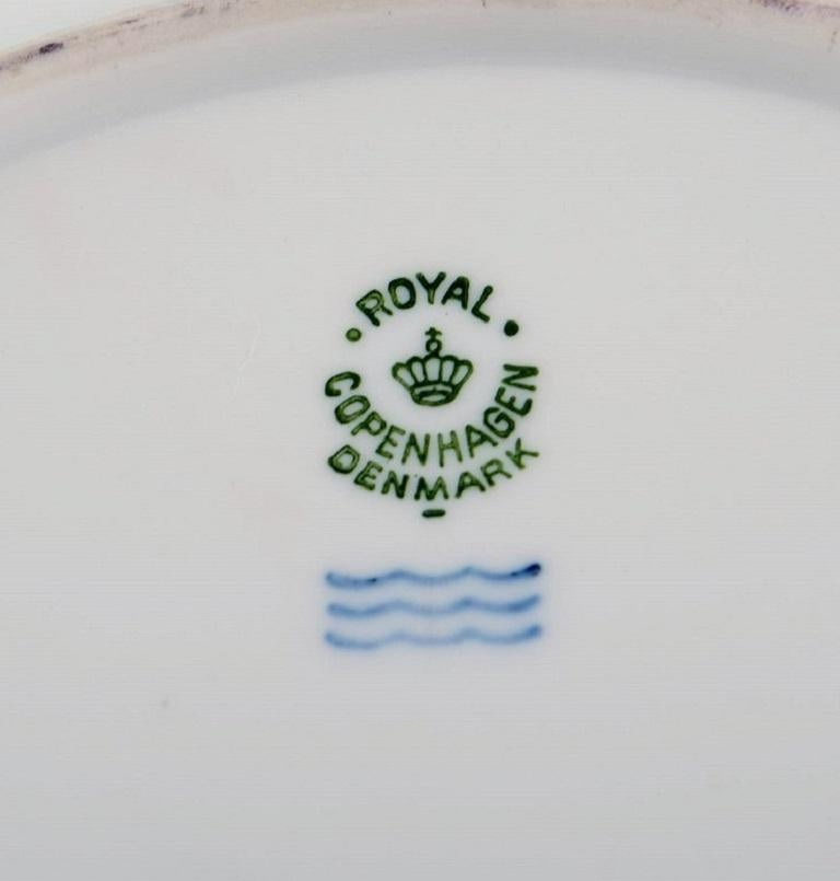 Peint à la main Assiette royale de Copenhague en porcelaine peinte à la main avec motif floral en vente