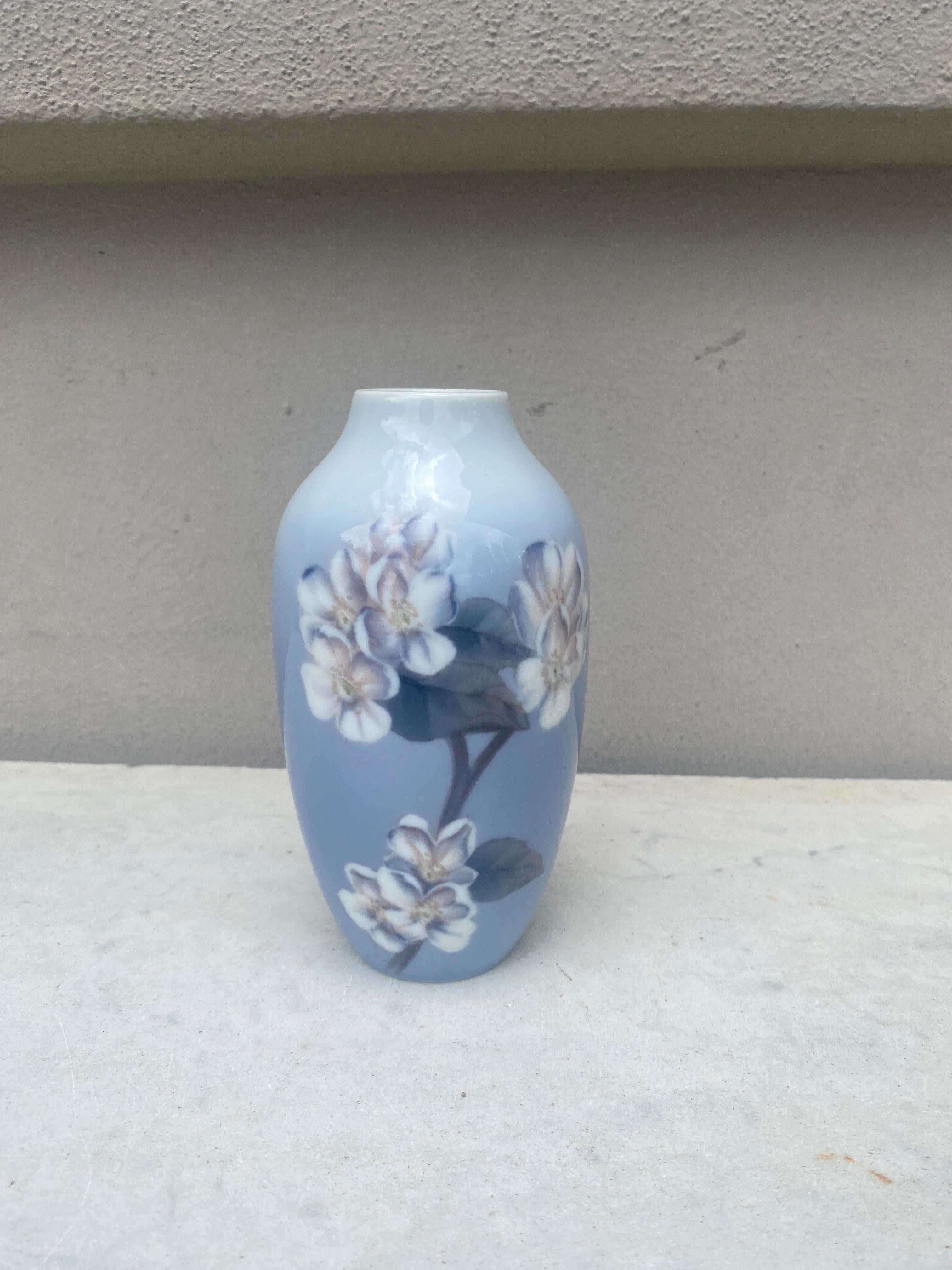 Vaso di fiori di ciliegio in porcellana di Royal Copenhagen.