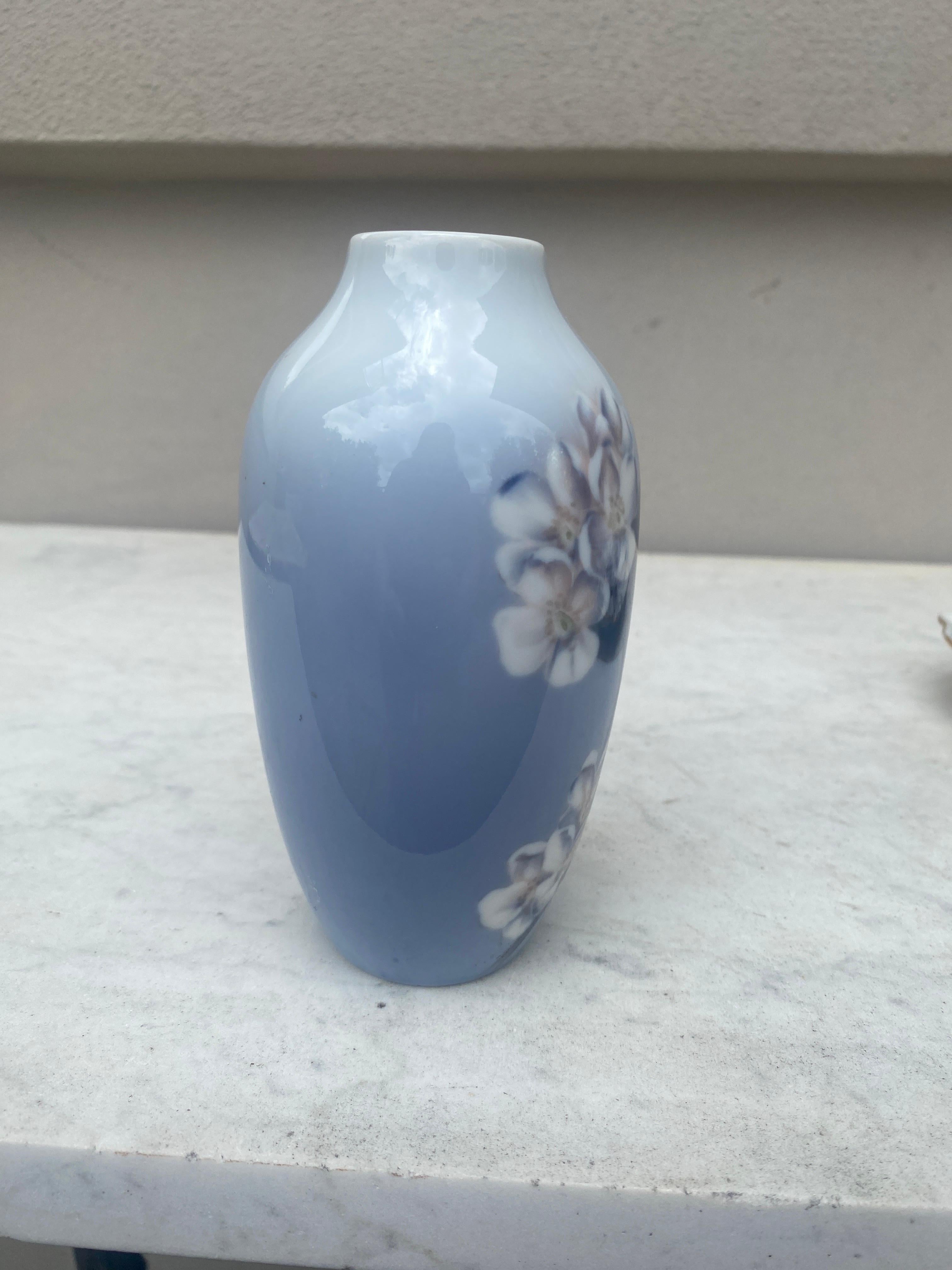 Scandinavo moderno Vaso di fiori di ciliegio in porcellana Royal Copenhagen in vendita