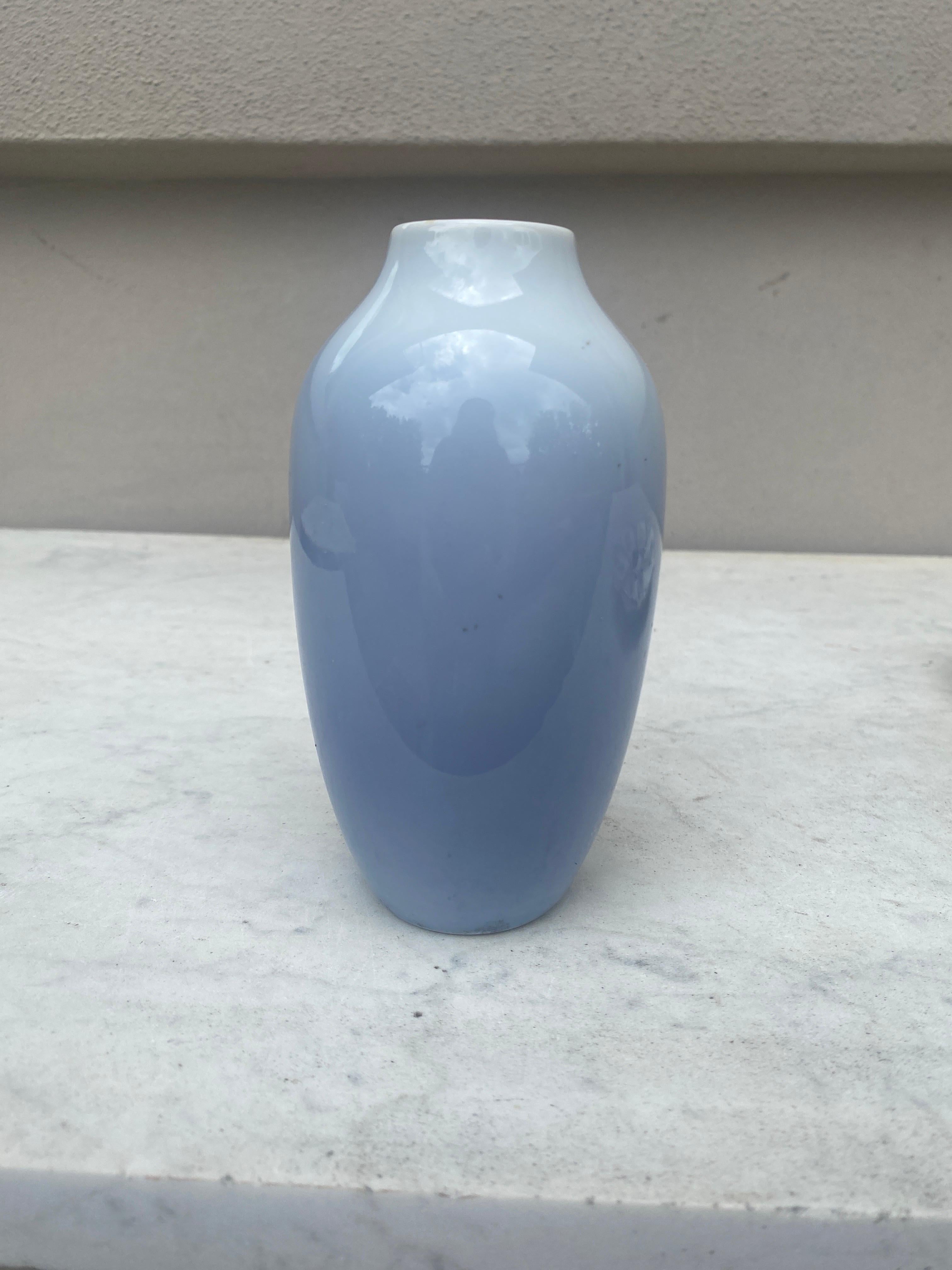 Vaso di fiori di ciliegio in porcellana Royal Copenhagen In condizioni buone in vendita a Austin, TX