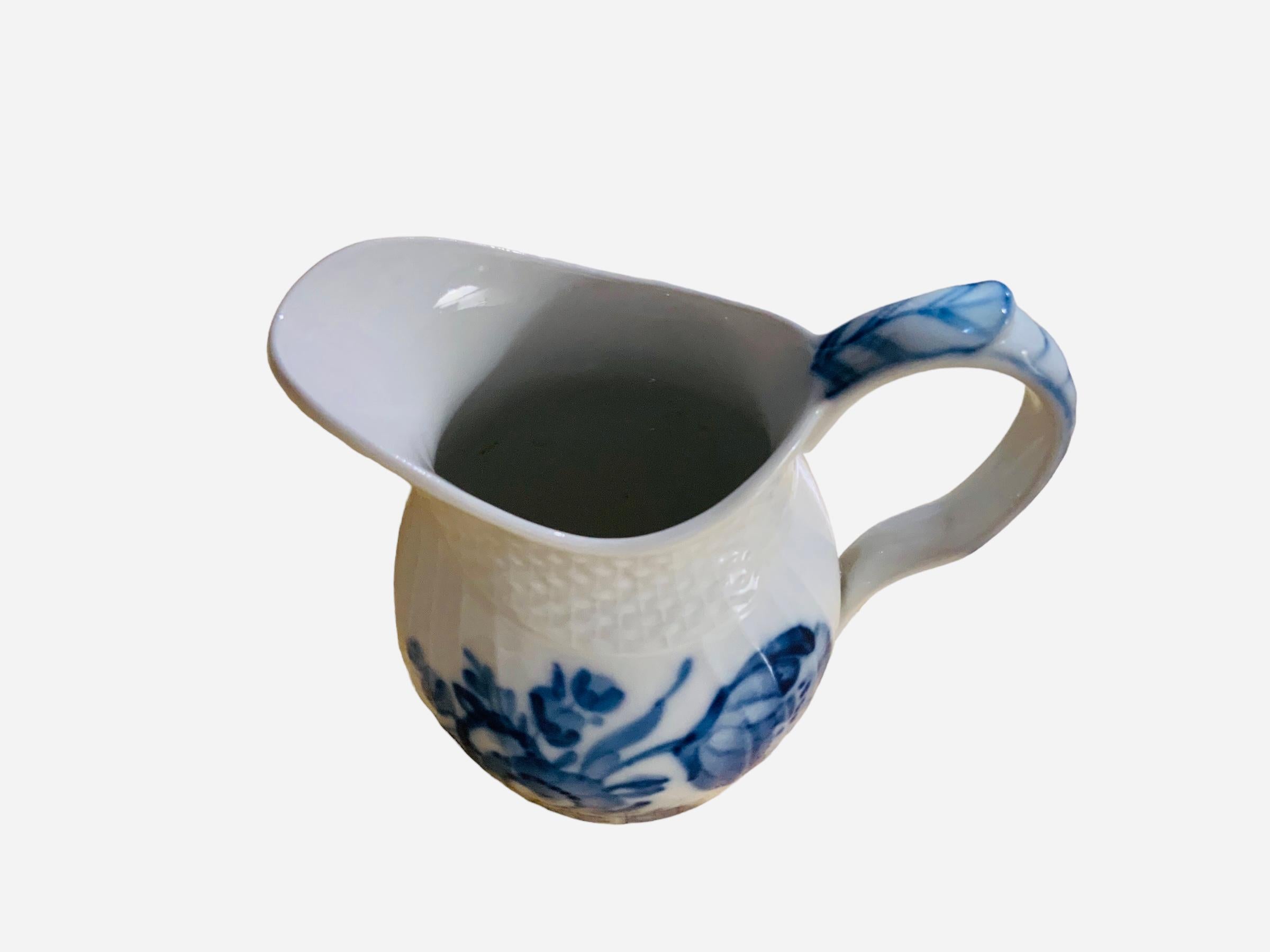 Royal Copenhagen Porcelain Creamer In Good Condition For Sale In Guaynabo, PR