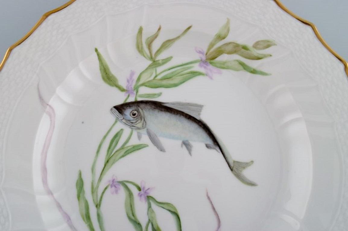 Royal Copenhagen porcelain dinner plate with hand-painted fish motif and golden border. Flora / Fauna Danica style. Dated 1968.
Measure: diameter: 25.5 cm.
In excellent condition.
Stamped.
3rd Factory quality.