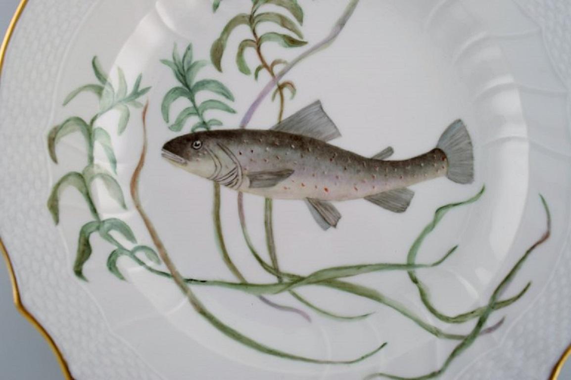 Royal Copenhagen porcelain dinner plate with hand-painted fish motif and golden border. Flora / Fauna Danica style. Dated 1968.
Measure: Diameter: 25.5 cm.
In excellent condition.
Stamped.
3rd factory quality.