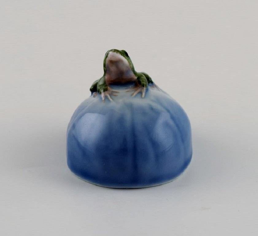 Royal Copenhagen porcelain figure. Frog on stone.
Measures: 4.5 x 3.5 cm.
In excellent condition.
Stamped.
1st factory quality.