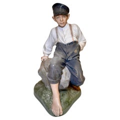 Figura de porcelana de Royal Copenhagen "Niño pastor sobre roca"