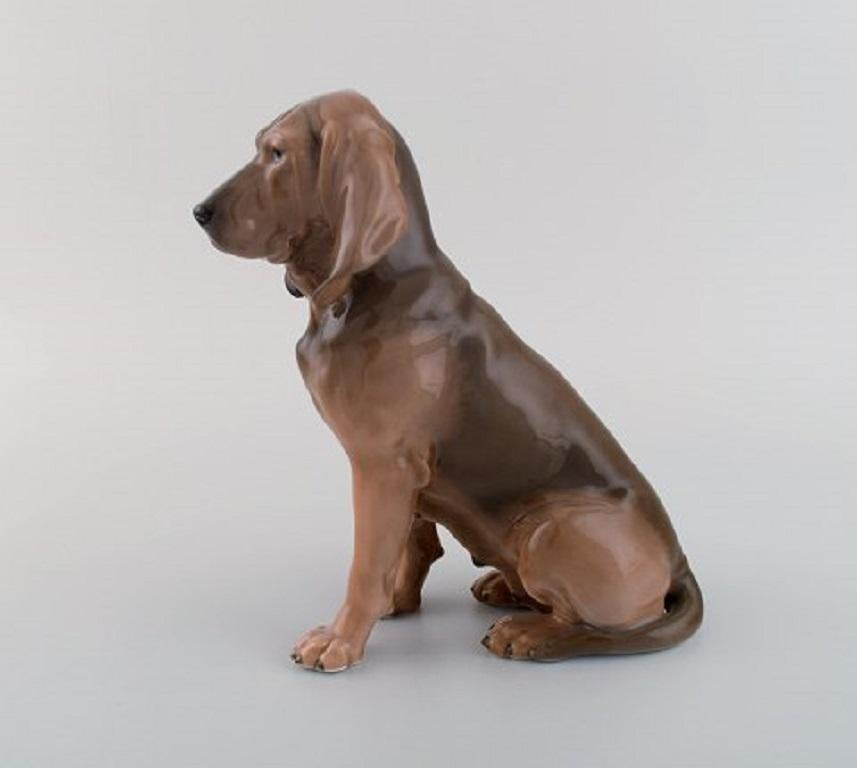 Royal Copenhagen porcelain figurine. Bloodhound. Model number 1322. 
Measures: 22.5 x 21 cm.
In excellent condition.
Stamped.
1st factory quality.
 