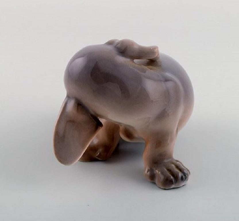 Vernissé Figurine en porcelaine de Royal Copenhagen, chiot teckel, années 1920 en vente