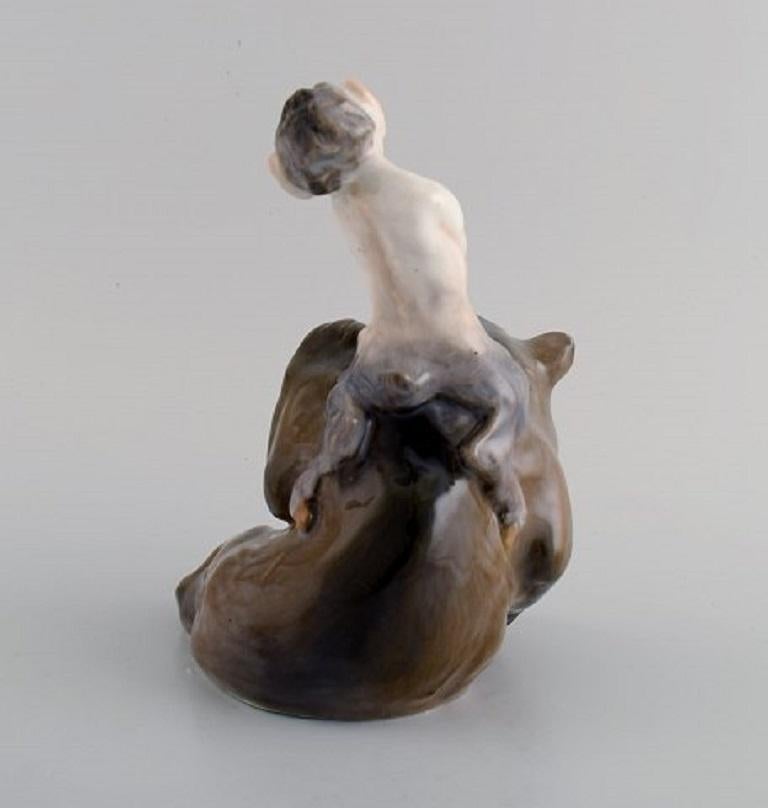 Danois Figurine en porcelaine de Royal Copenhagen, Faune tirant l'oreille d'un ours, années 1920 en vente