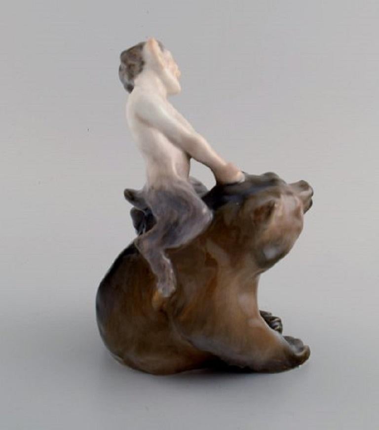 Peint à la main Figurine en porcelaine de Royal Copenhagen, Faune tirant l'oreille d'un ours, années 1920 en vente