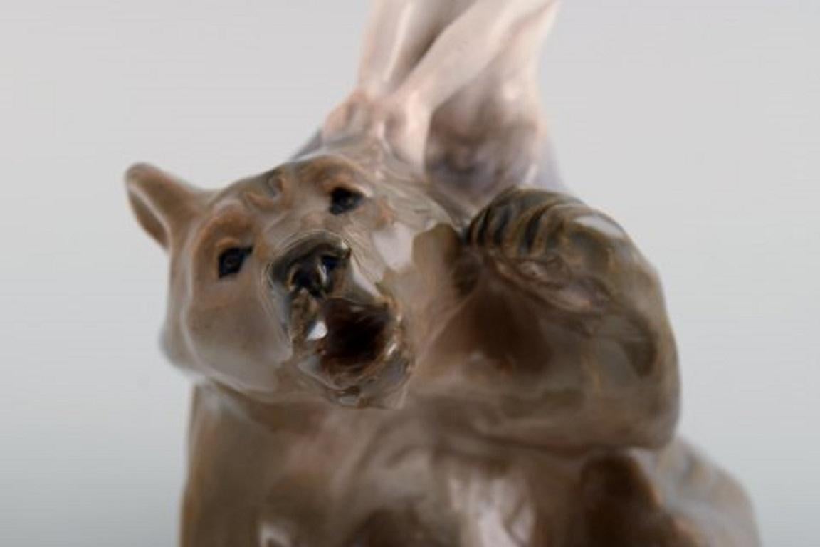 Début du 20ème siècle Figurine en porcelaine de Royal Copenhagen, Faune tirant l'oreille d'un ours, années 1920 en vente