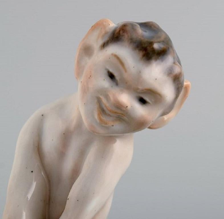 Porcelaine Figurine en porcelaine de Royal Copenhagen, Faune tirant l'oreille d'un ours, années 1920 en vente