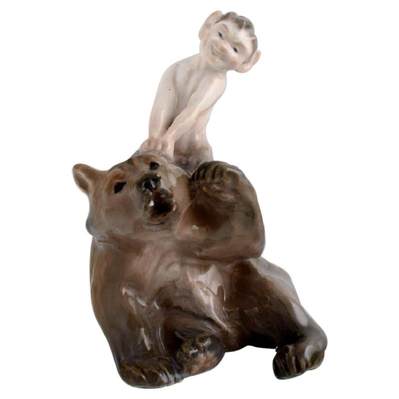 Figurine en porcelaine de Royal Copenhagen, Faune tirant l'oreille d'un ours, années 1920 en vente