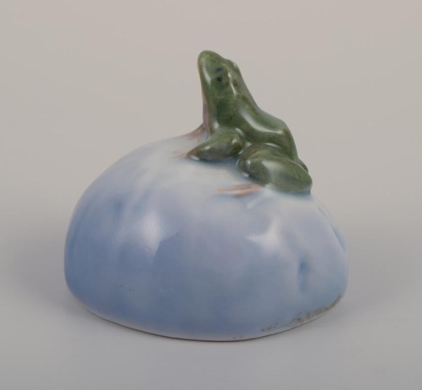 Statuetta in porcellana di Royal Copenhagen. Rana su una pietra.
Primi anni del 1900.
Numero di modello 507.
In ottime condizioni.
Contrassegnato.
Prima qualità di fabbrica.
Dimensioni: L 4,2 cm x H 3,5 cm.