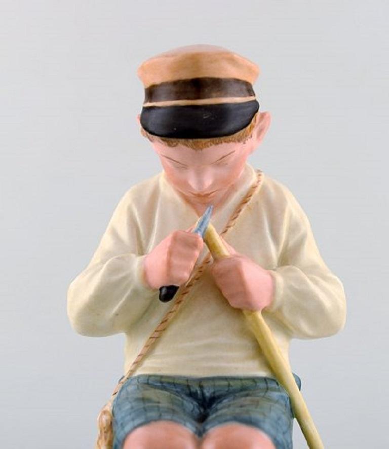 20ième siècle Royal Copenhagen Figurine en porcelaine émaillée de haute qualité:: jeune garçon en vente
