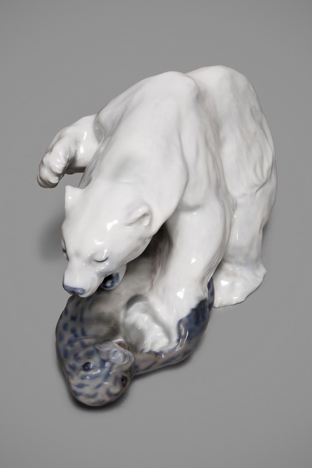 20ième siècle Royal Copenhagen Figurine en porcelaine Porcelain Bear & Seal de Knud Kyhn #1108 en vente