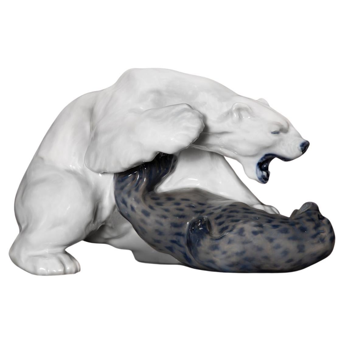 Royal Copenhagen Figurine en porcelaine Porcelain Bear & Seal de Knud Kyhn #1108 en vente