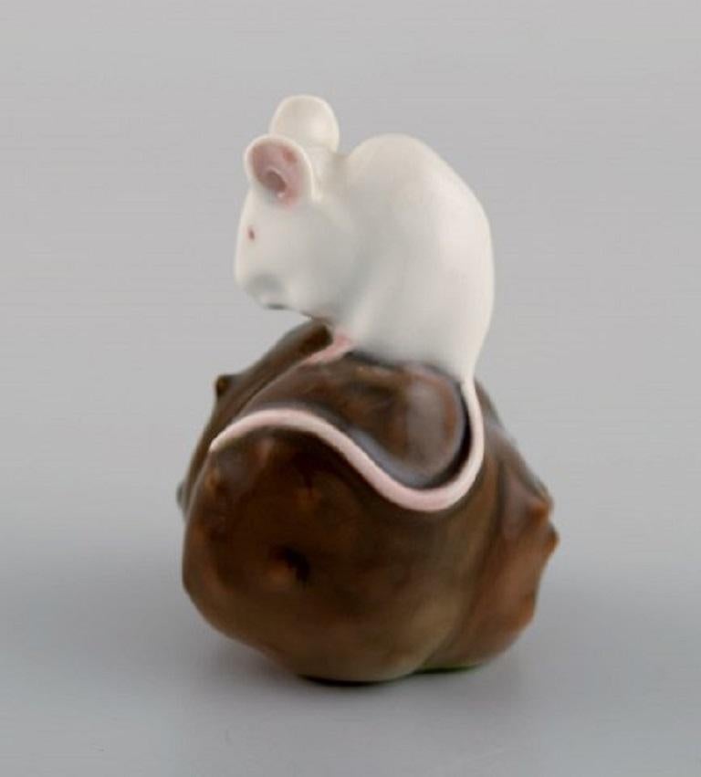 Royal Copenhagen porcelain figurine. Mouse on a chestnut, early 20th century. Model number 511.
Measures: 7 x 5.5 cm.
In excellent condition.
Stamped.
1st factory quality.