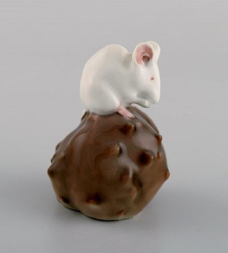 Royal Copenhagen Porzellanfigur, Maus auf einer Kastanie, Anfang 20. Jahrhundert im Angebot 1