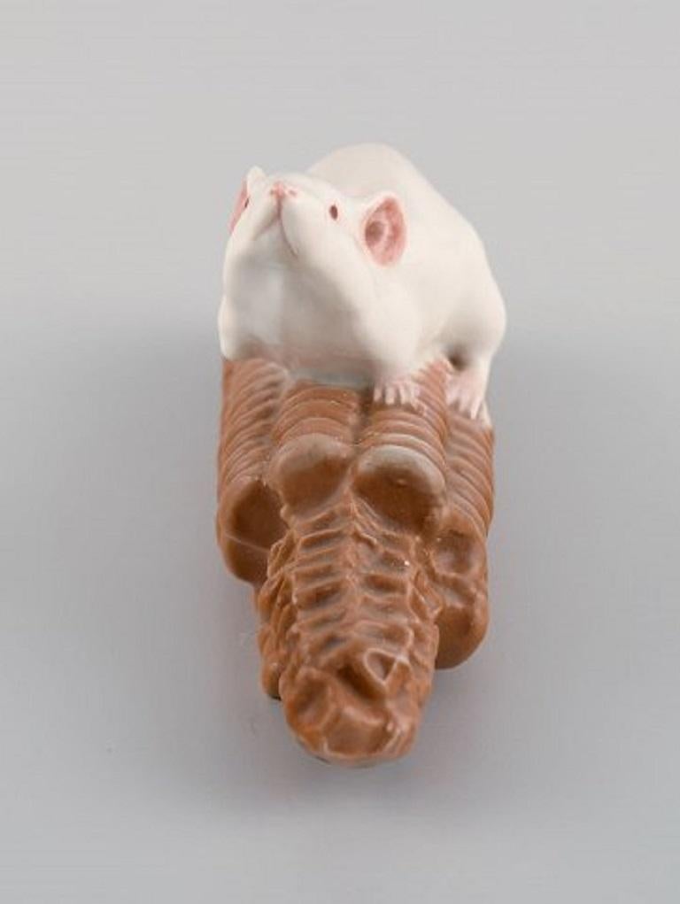 Royal Copenhagen porcelain figurine. Mouse on a corn cob. Early 20th century. Model number 512.
Measures: 13.5 x 5.5 cm.
In excellent condition.
Stamped.
1st factory quality.