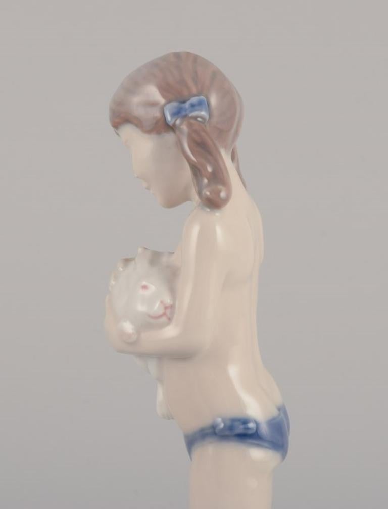Fine XX secolo Statuetta in porcellana di Royal Copenhagen raffigurante una ragazza con un coniglio. in vendita