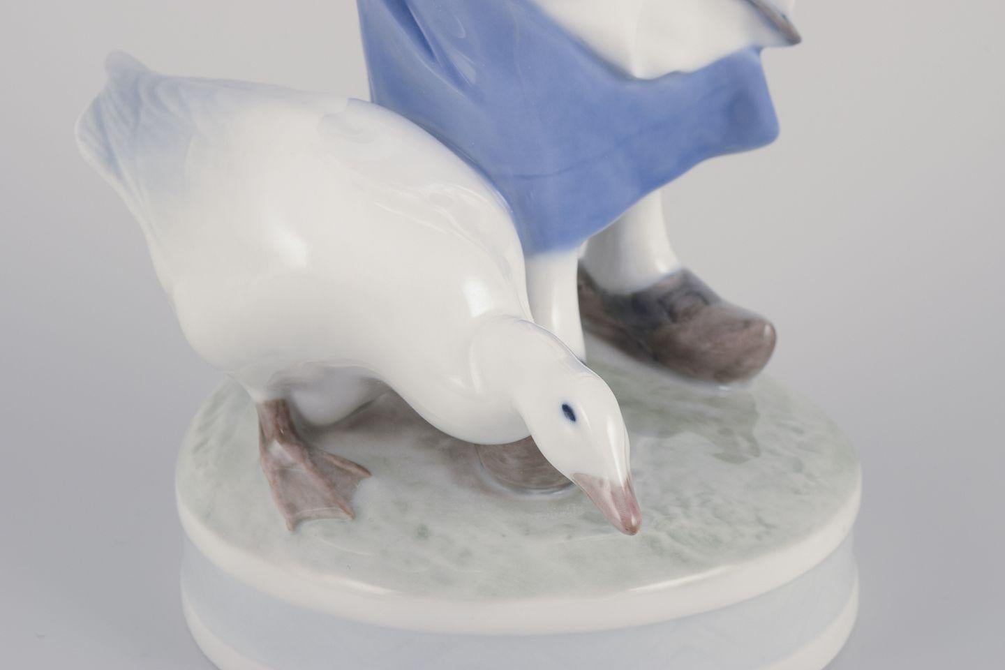 Royal Copenhagen, porcelain figurine of a girl with goose. Glaseado en venta