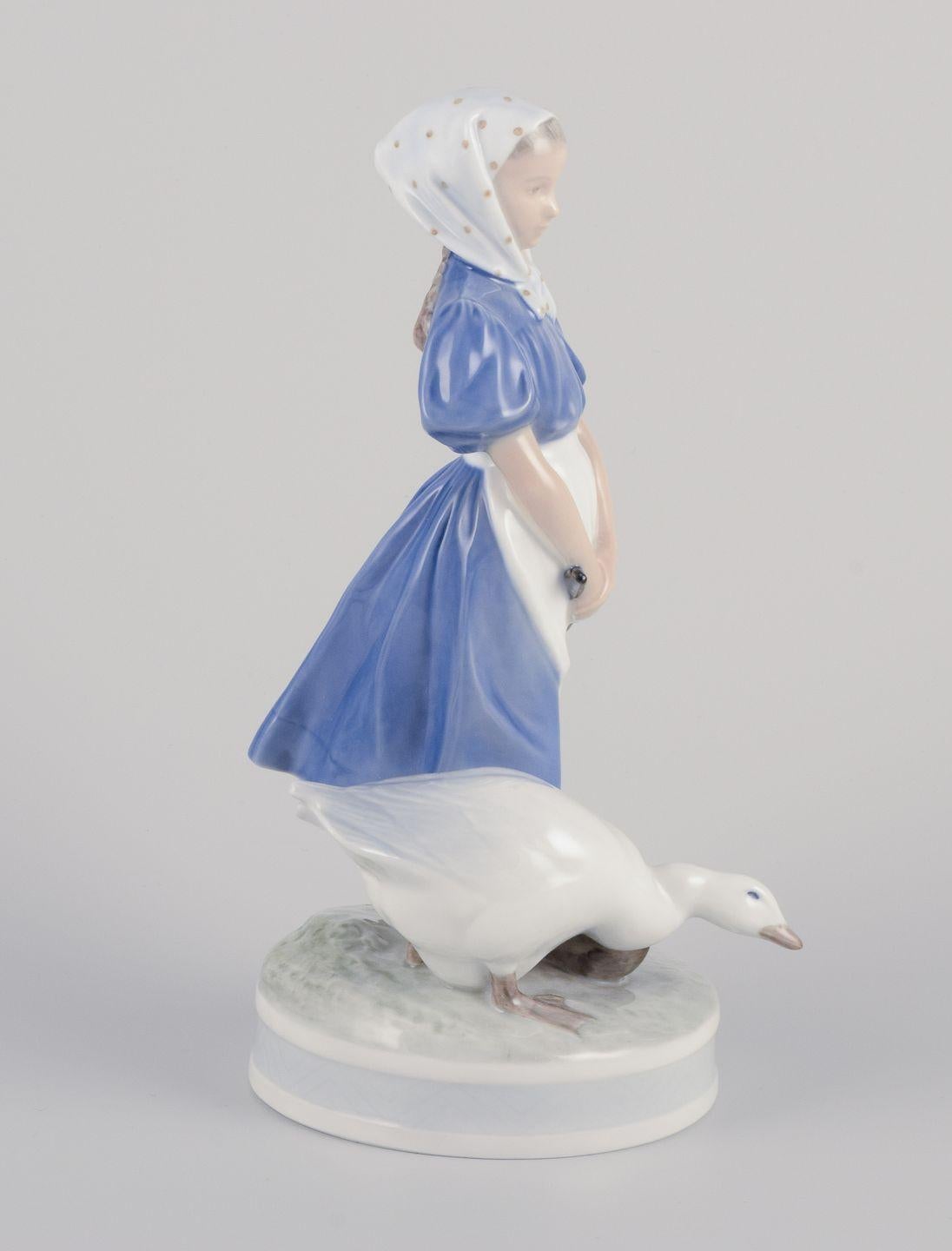 Royal Copenhagen, porcelain figurine of a girl with goose. mediados del siglo XX en venta