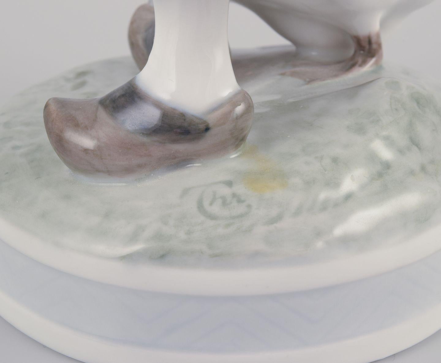 Royal Copenhagen, porcelain figurine of a girl with goose. en venta 1