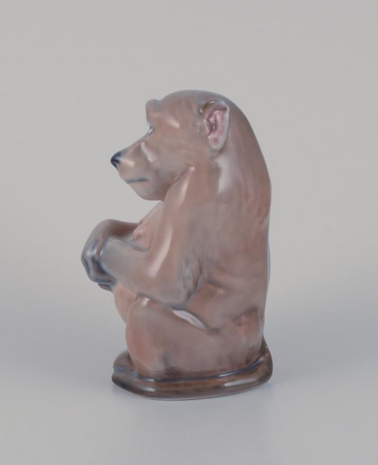 Königliches Kopenhagen. Porzellanfigur eines Affen. Entworfen von Niels Nielsen. (Glasiert) im Angebot