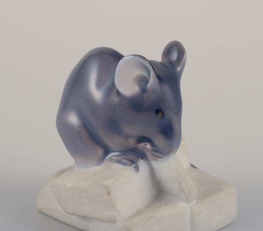 Figura de porcelana de Royal Copenhagen de un ratón. Principios del siglo XX. Porcelana en venta