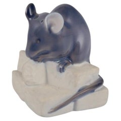 Figurine en porcelaine de Royal Copenhagen représentant une souris. Début des années 1900.