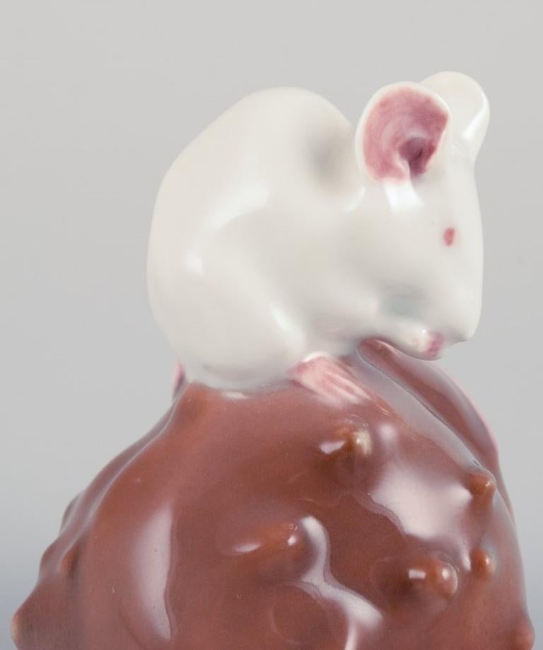 Royal Copenhagen. Figurine de souris sur un châtaignier en vente 2
