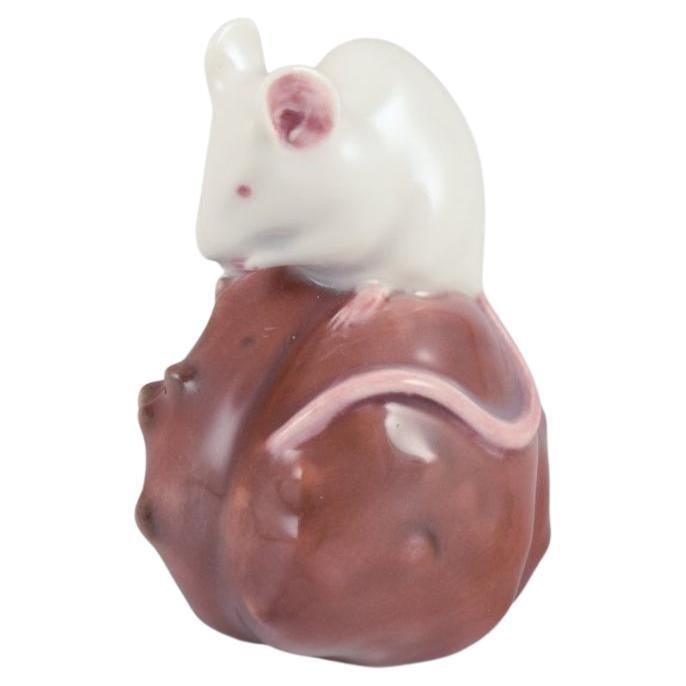 Königliches Kopenhagen. Porzellanfigur eines Maus auf einem Kastanienholz.