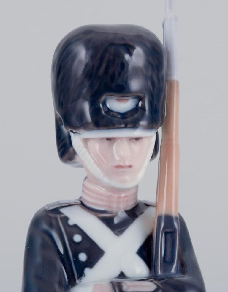 Royal Copenhagen Porzellanfigur eines königlichen dänischen Gardisten. (Dänisch) im Angebot