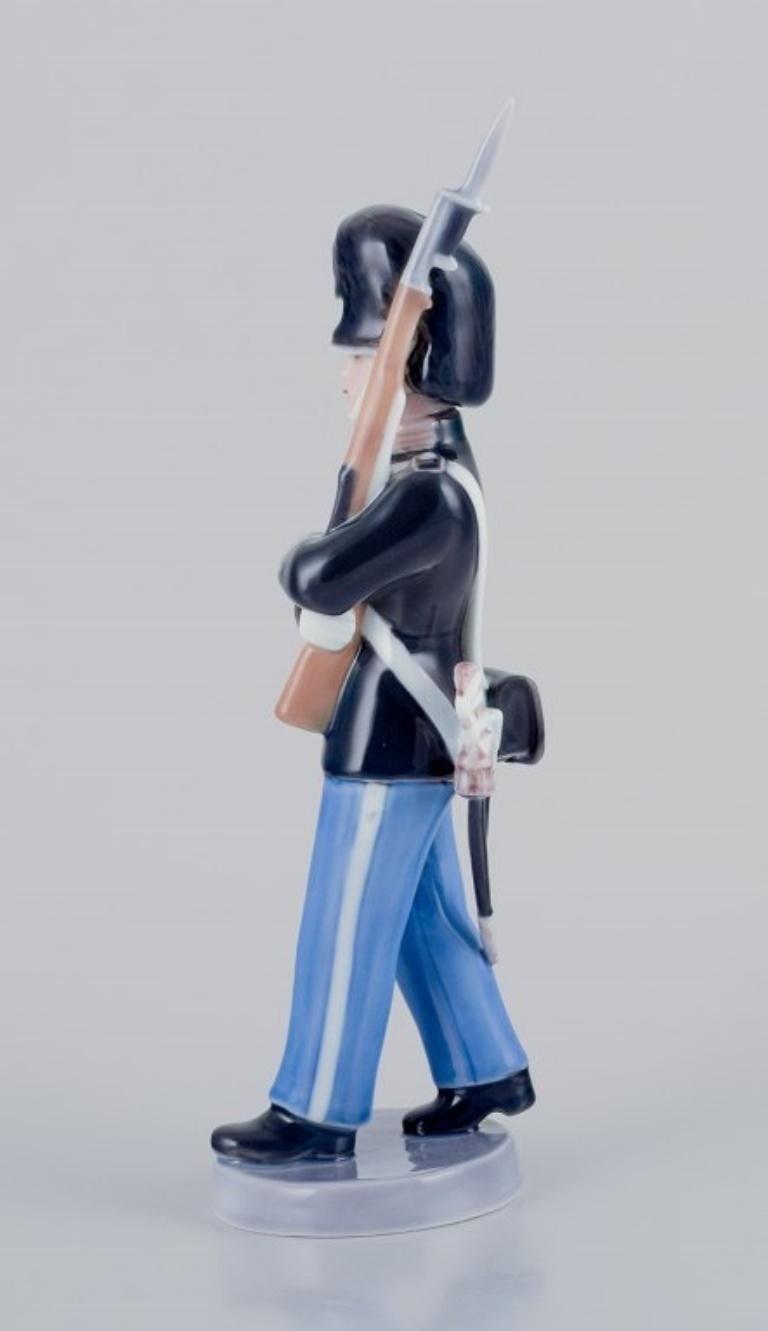 Royal Copenhagen Porzellanfigur eines königlichen dänischen Gardisten. (Glasiert) im Angebot