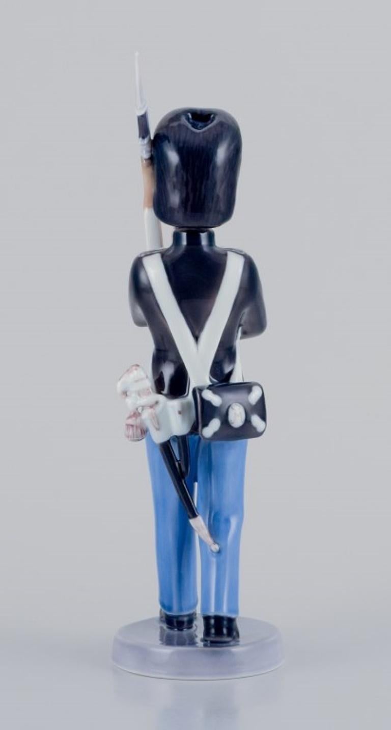 Royal Copenhagen Porzellanfigur eines königlichen dänischen Gardisten. (Mitte des 20. Jahrhunderts) im Angebot