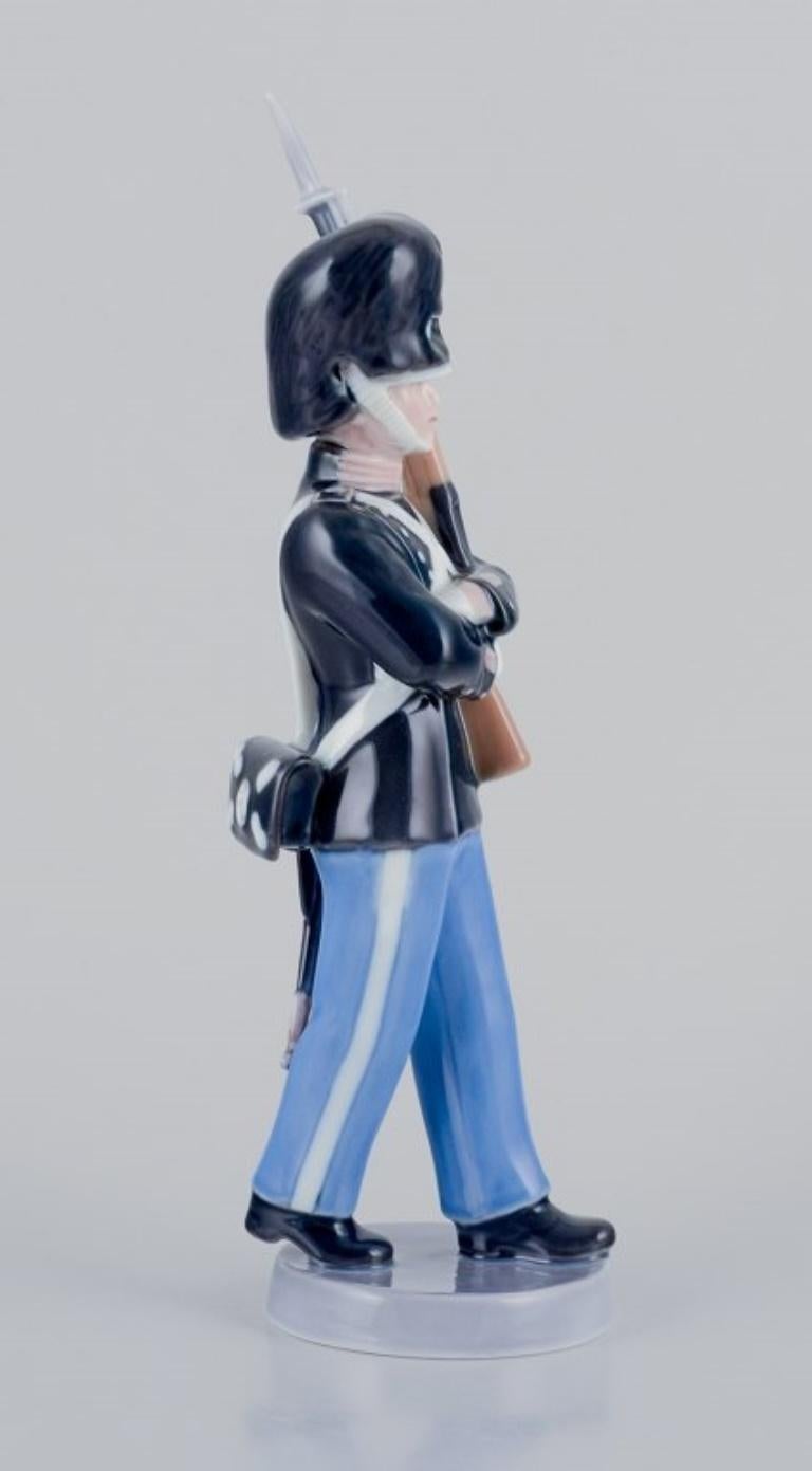Royal Copenhagen Porzellanfigur eines königlichen dänischen Gardisten. im Angebot 1