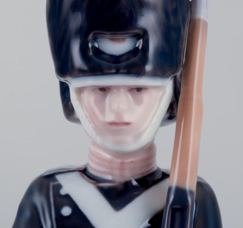 Royal Copenhagen Porzellanfigur eines königlichen dänischen Gardisten. im Angebot 2