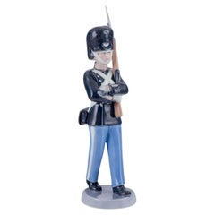 Estatuilla de porcelana de Royal Copenhagen de un guardia real danés.